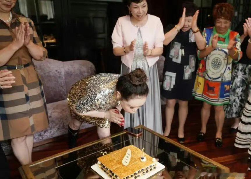 邓超孙俪为妈妈庆生孙俪带邓超为妈妈庆生看得出来孙俪的妈妈好显年轻啊！而且保养的相