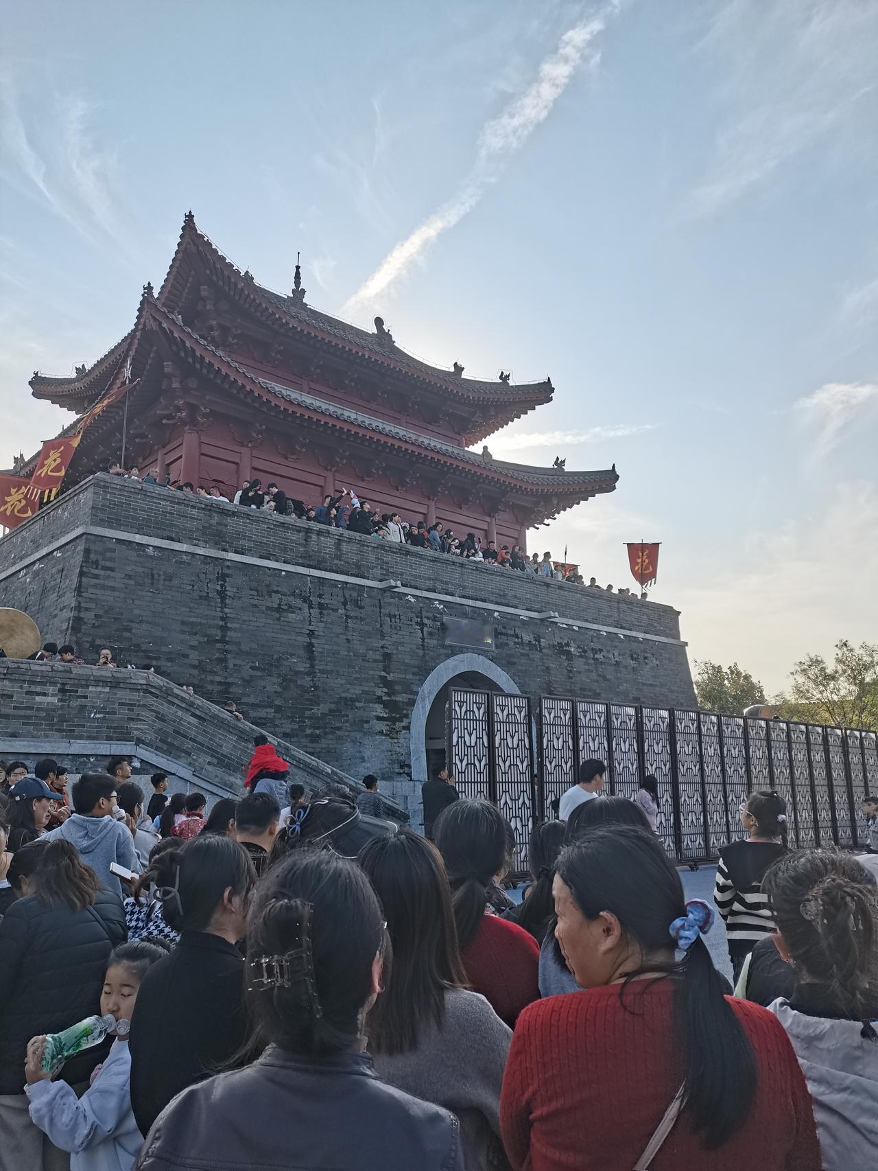 商丘古城被开封的清明上河园团队托管后，确实是越来越好了，人气上来了。以前商丘