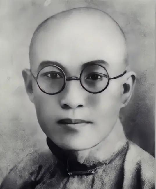 1956年5月底，毛主席在武汉东湖宾馆视察时，突然对秘书梅白说：“有一个人，白天