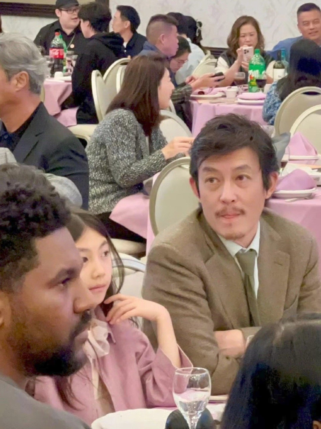 陈冠希一家在美国洛杉矶参加婚礼，本山老师的年轻时的含金量可以倒推出来了🤣