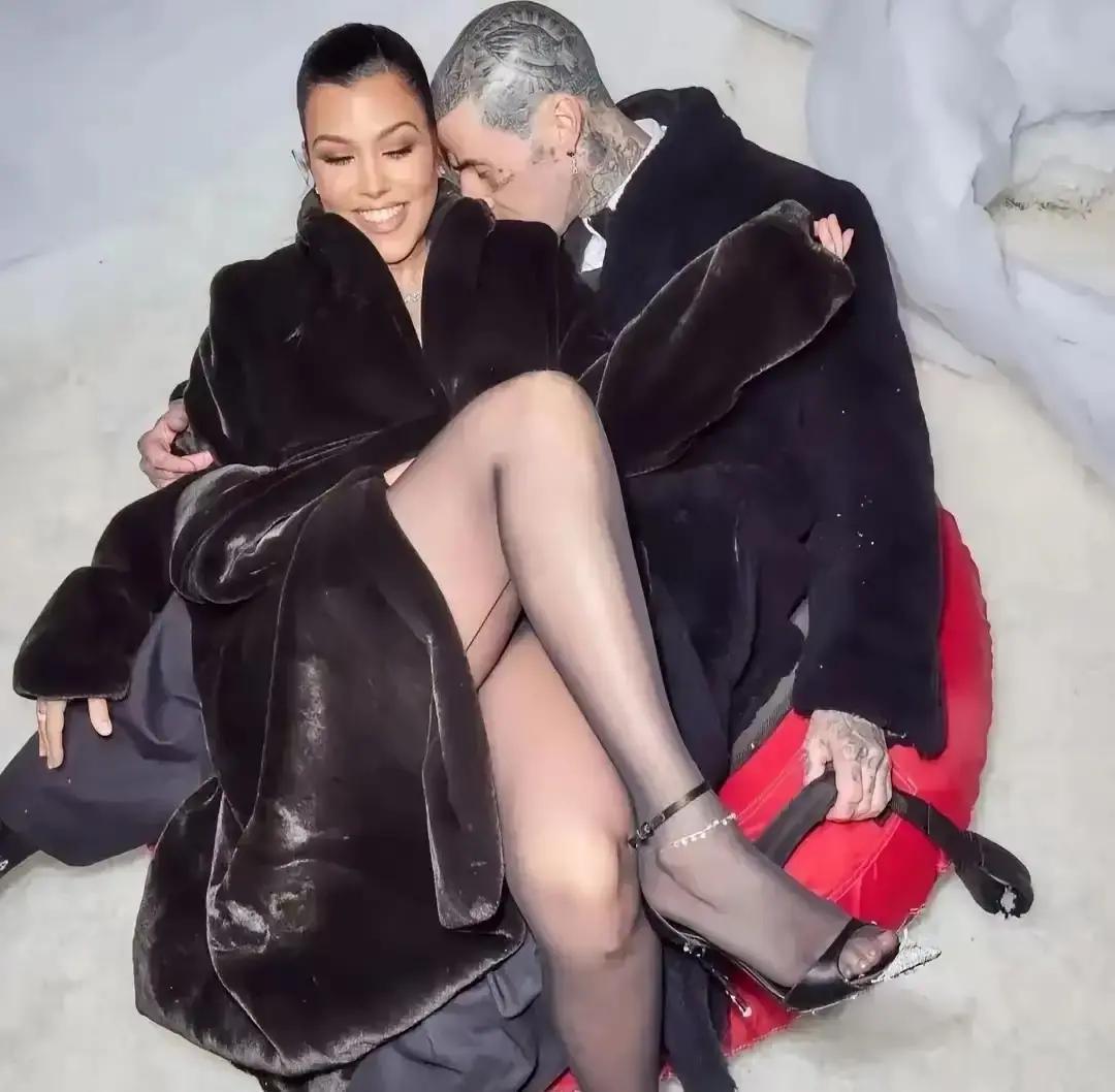 一张圣诞合照，卡戴珊直接把流量玩成印钞机！考特妮脚踩AminaMuadd