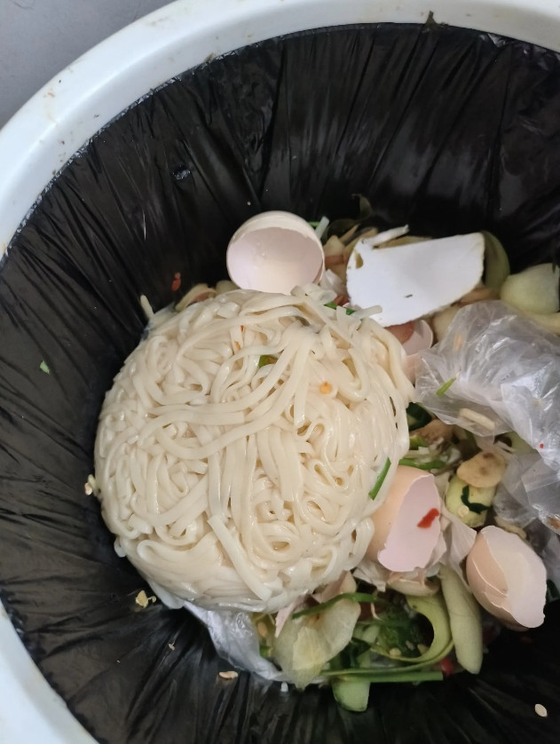 今天早上煮面条又煮多了。趁老公还在睡，我赶忙捞出多余面条，倒进垃圾桶，而后匆匆下