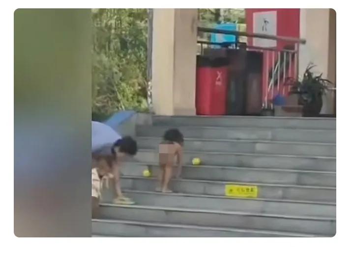 野人孩子后续太戳心！会直立行走还认妈，爷爷奶奶却不肯接纳之前让人揪心的“野