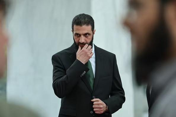 突然发现,叙利亚新总统朱拉尼,从一些角度看很像本拉登!现在,朱拉尼手下集中了来自