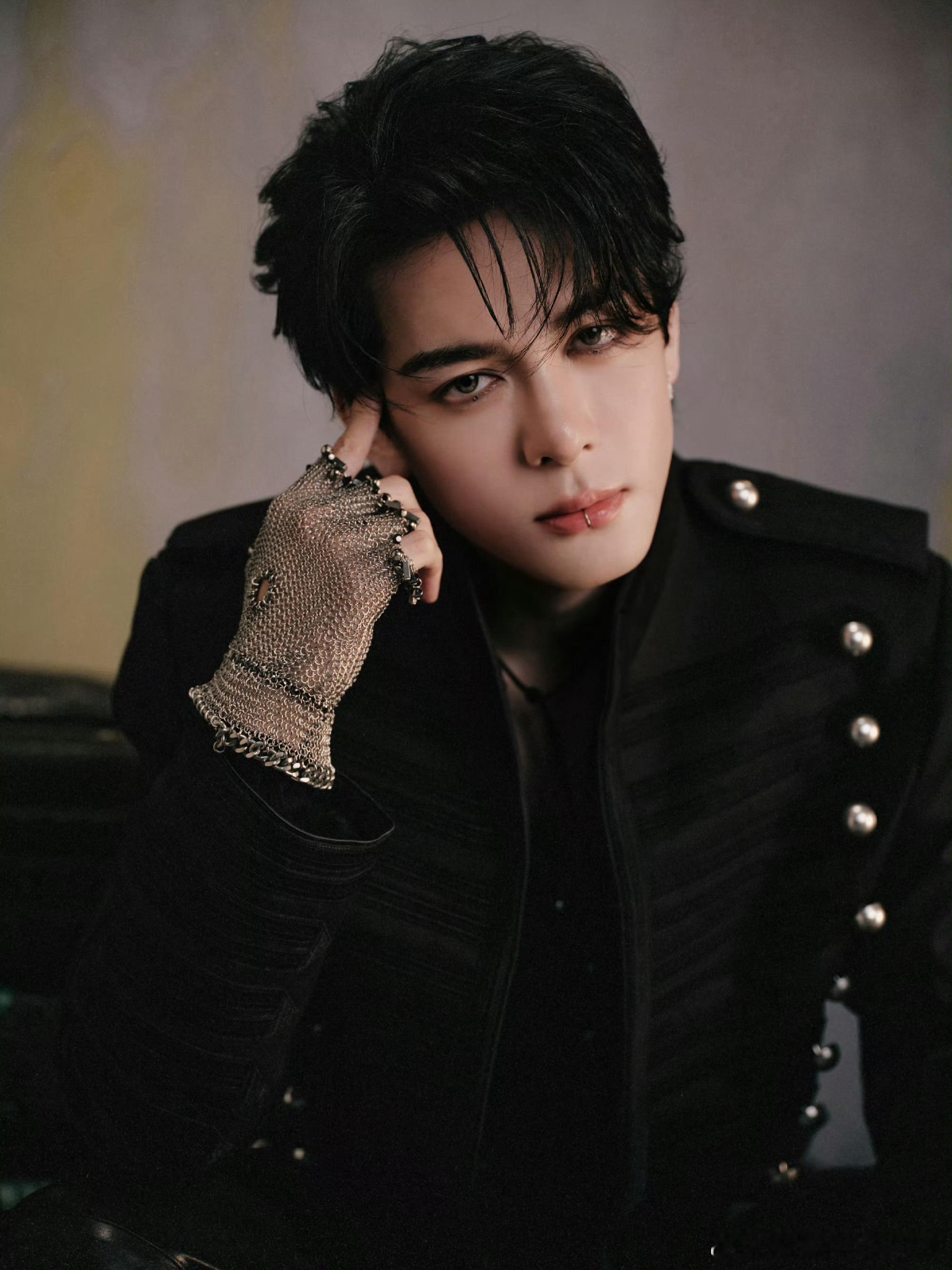 曾舜晞音乐节造型出图，唇环好腹黑🥵🥵