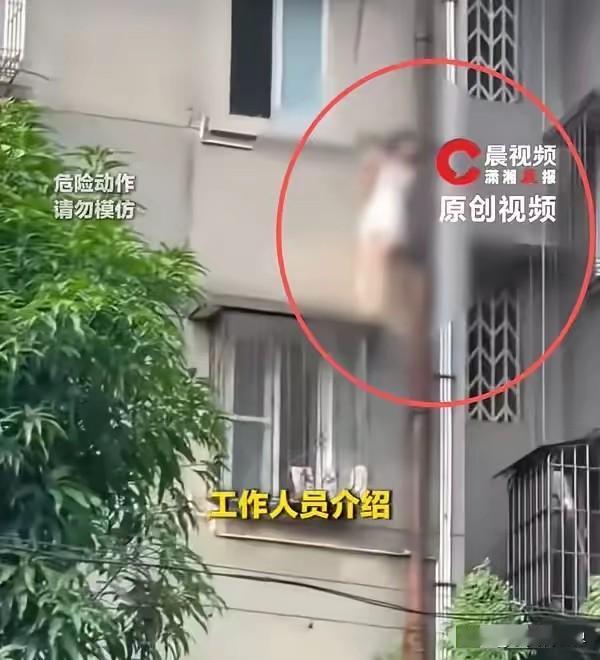 广东，小情侣那天在房内亲密运动，不知道男生哪里惹女友生气了，当时女子衣着暴露，二