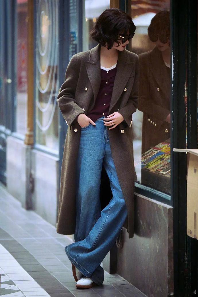 关晓彤这身装扮真是帅气逼人。