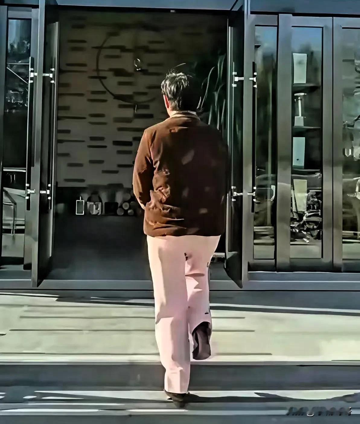 赵某晖现在估计肠子都悔青了！她后悔的不是狗被摔死，也不是自家一死三伤的结局，