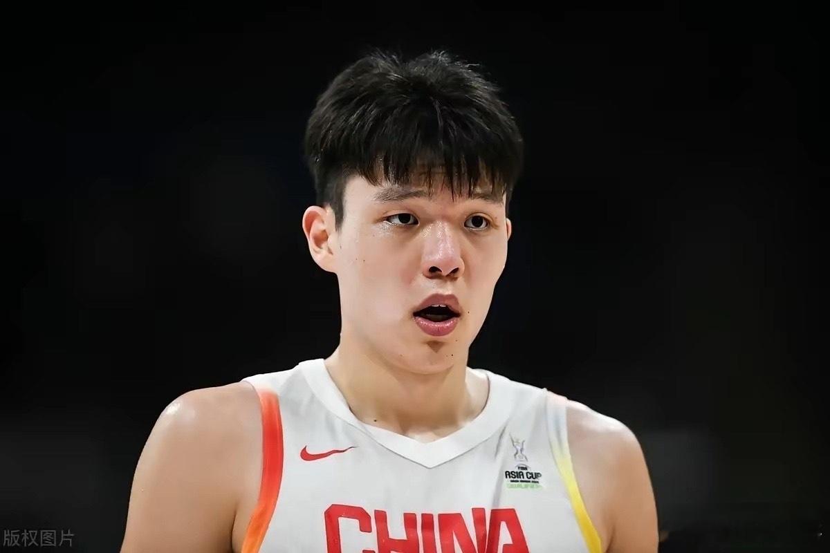 太损了！有记者问杨瀚森，当国家队比赛和NBA比赛时间冲突时，会选择哪一个？不得不