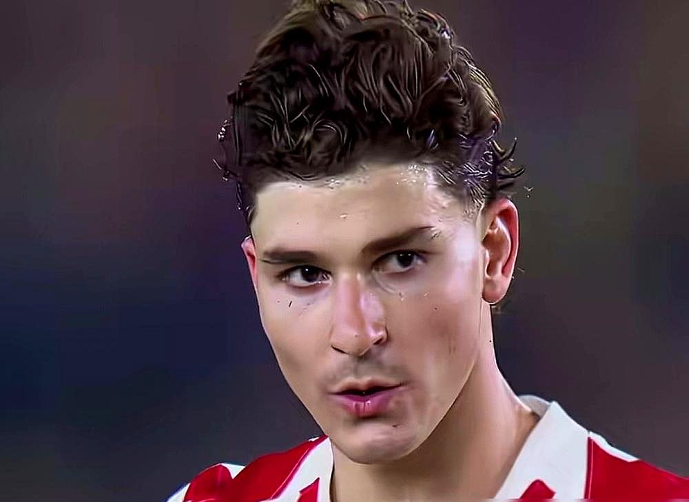 当欧冠半决赛撞上阿森纳时，马竞主帅西蒙尼直接改剧本：联赛主力集体按停，国王杯也随