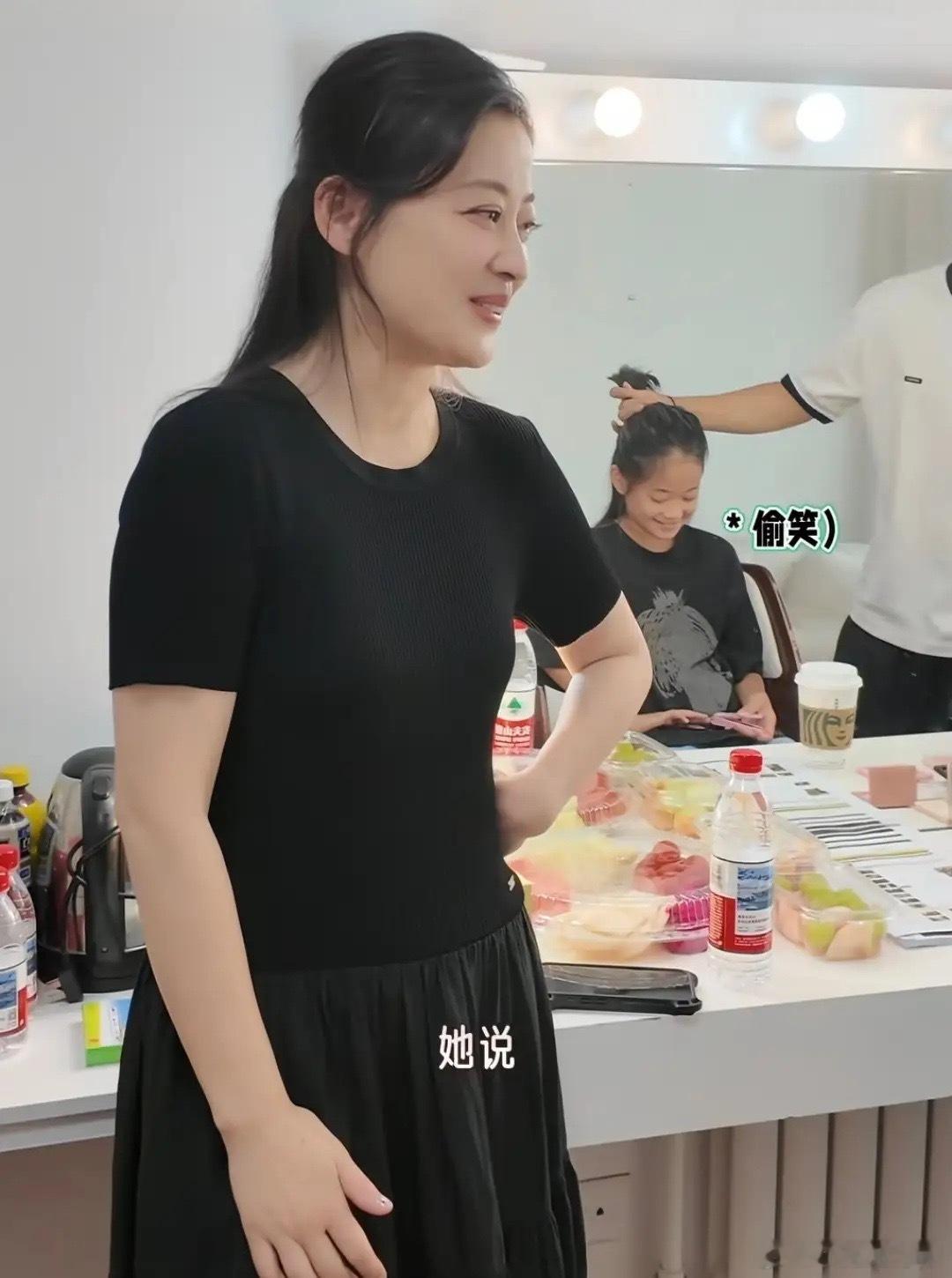 梅婷陪女儿工作，12岁快快皮肤黑但长得漂亮，母女共用一张脸！！​​​