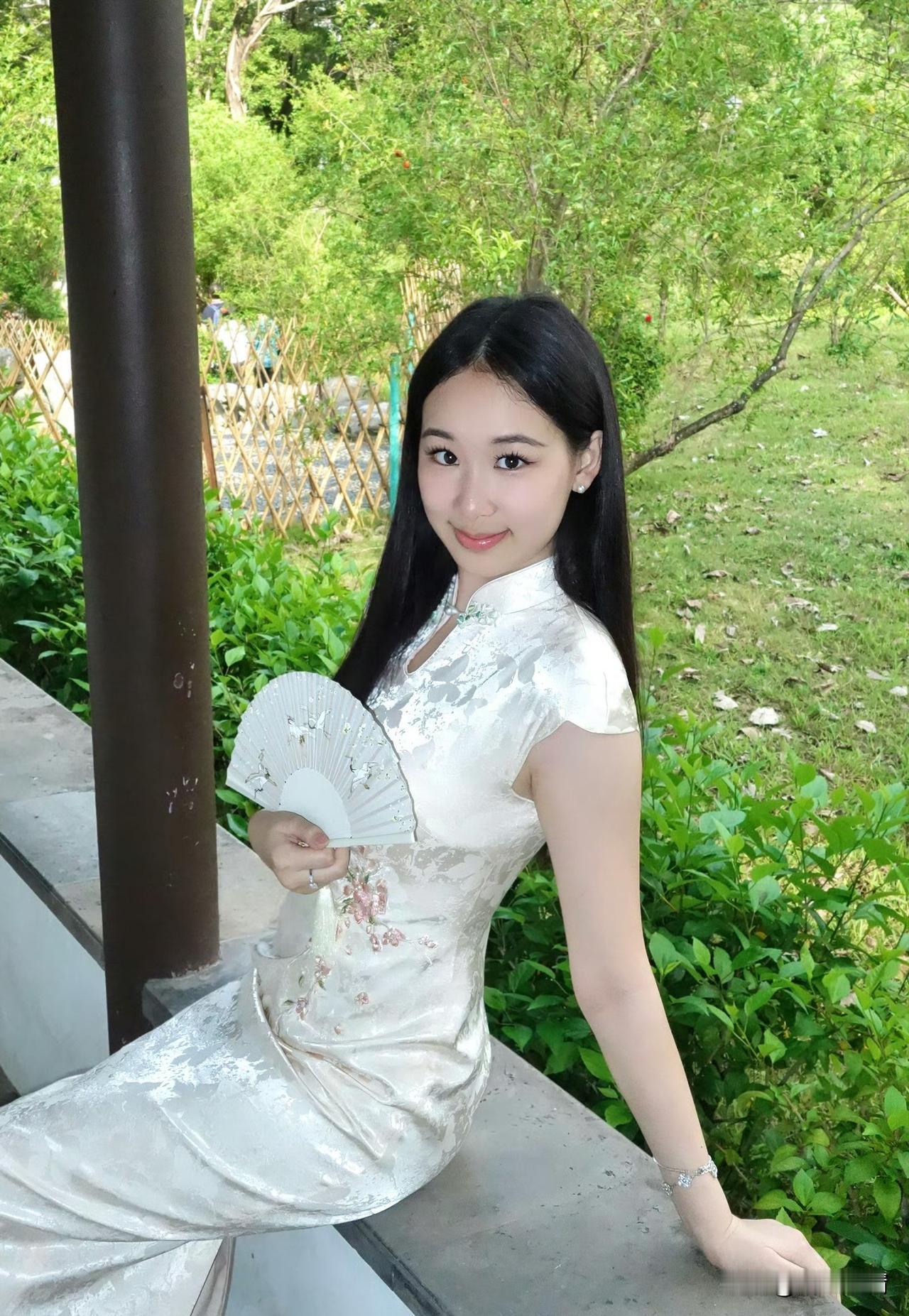 赵文卓18岁大女儿近照！7月3日，赵文卓的大女儿赵子怡分享了一组近照。18岁