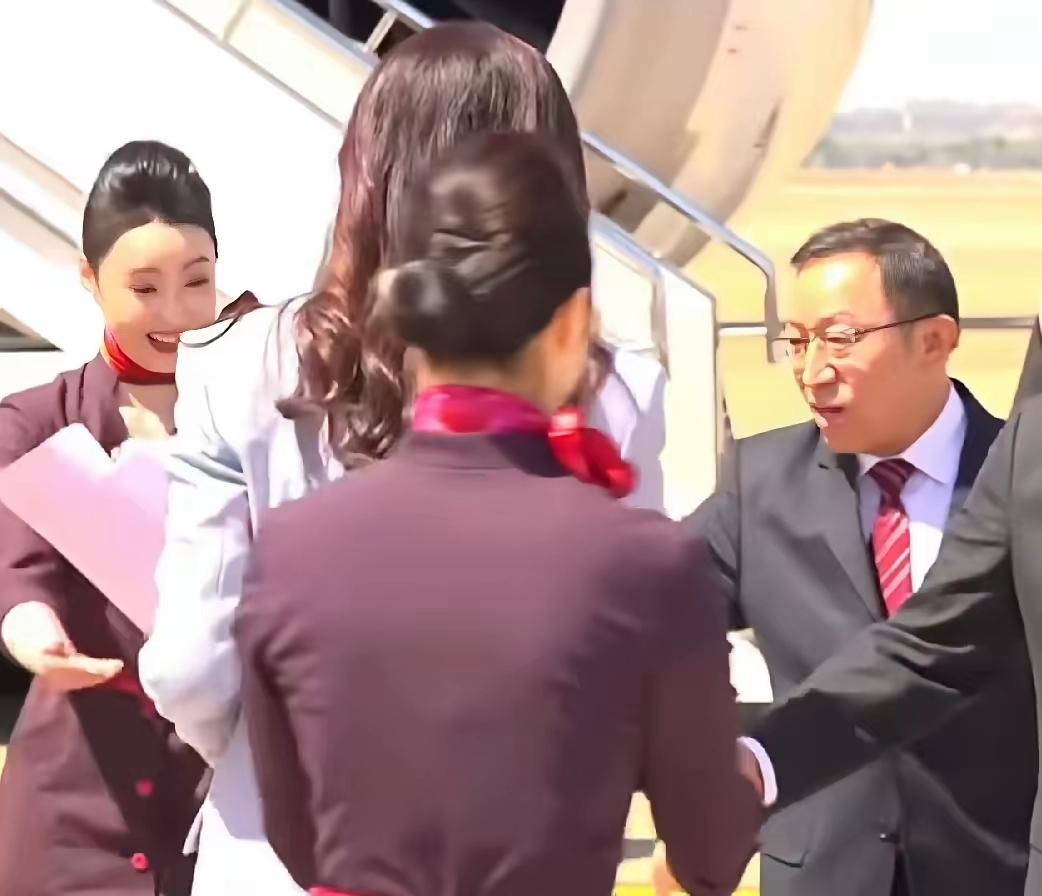 郑丽文，有点小紧张。郑丽文顺利抵达上海，在下飞机时，没有铺红地毯，回家不需要