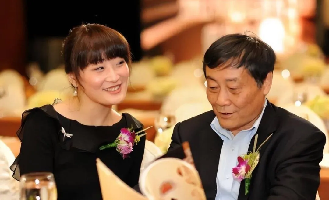 宗馥莉对她爸笑的好奇怪，眼神也有点吓人，有点像女儿恃宠而骄，把爸爸吃的死死的感觉