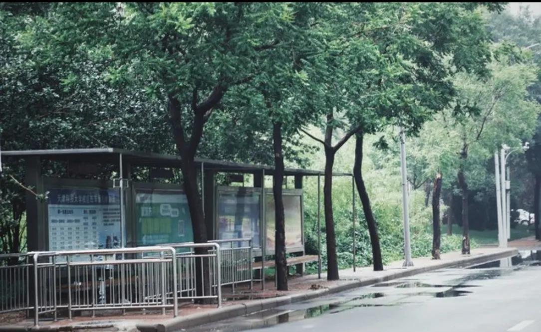 来云南昆明了，昨晚坐飞机飞过来，下飞机时广播里播报，当地气温19度，乘客一片欣喜