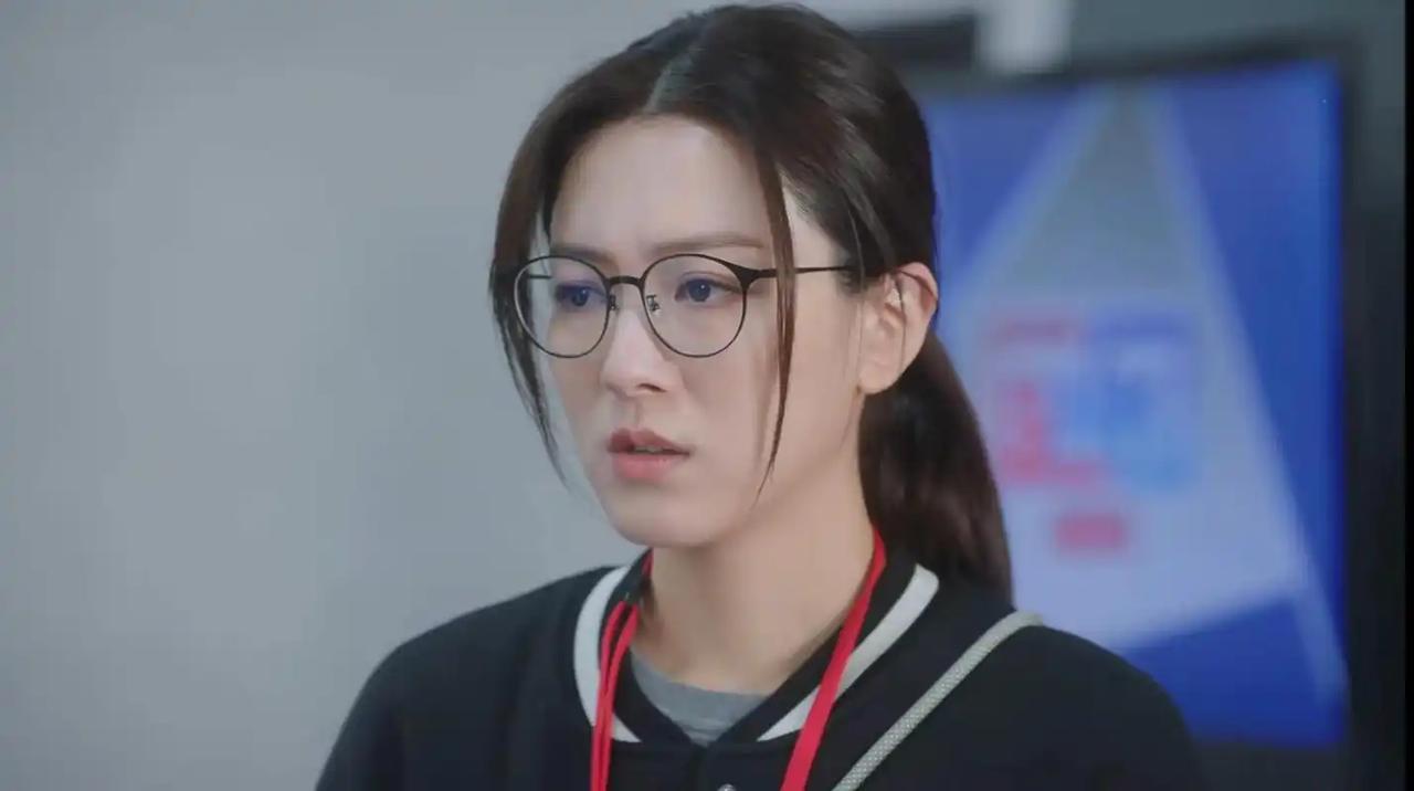 《新闻女王》对人性的刻画入木三分，令人印象深刻。剧中人物身处新闻行业的名利场