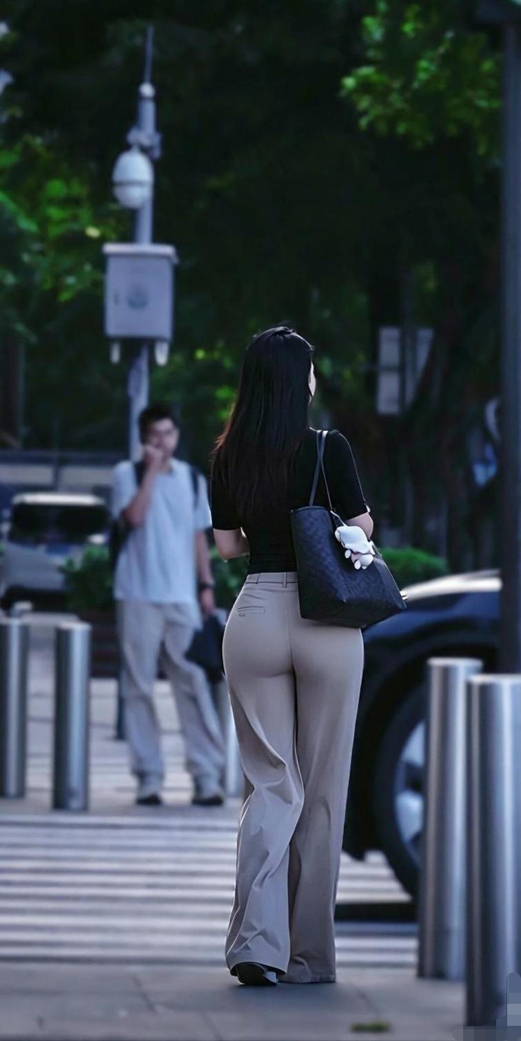 小阿姨迷人的背影也是无敌了，这回头率应该百分之九九了，多少男人的嘴梦想啊[爱心]