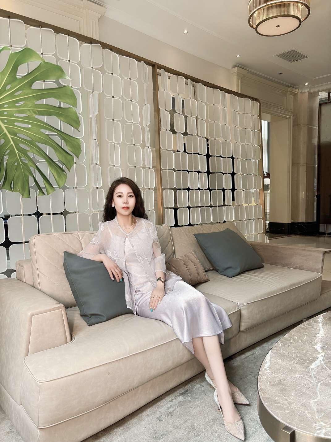 家庭美少妇中年婚姻女人老公上班挣钱她在家待着没事干