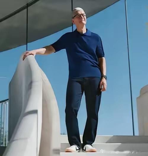 苹果官方文件显示，CEO库克2025财年总薪酬为7430万美元，折合人民币约5.