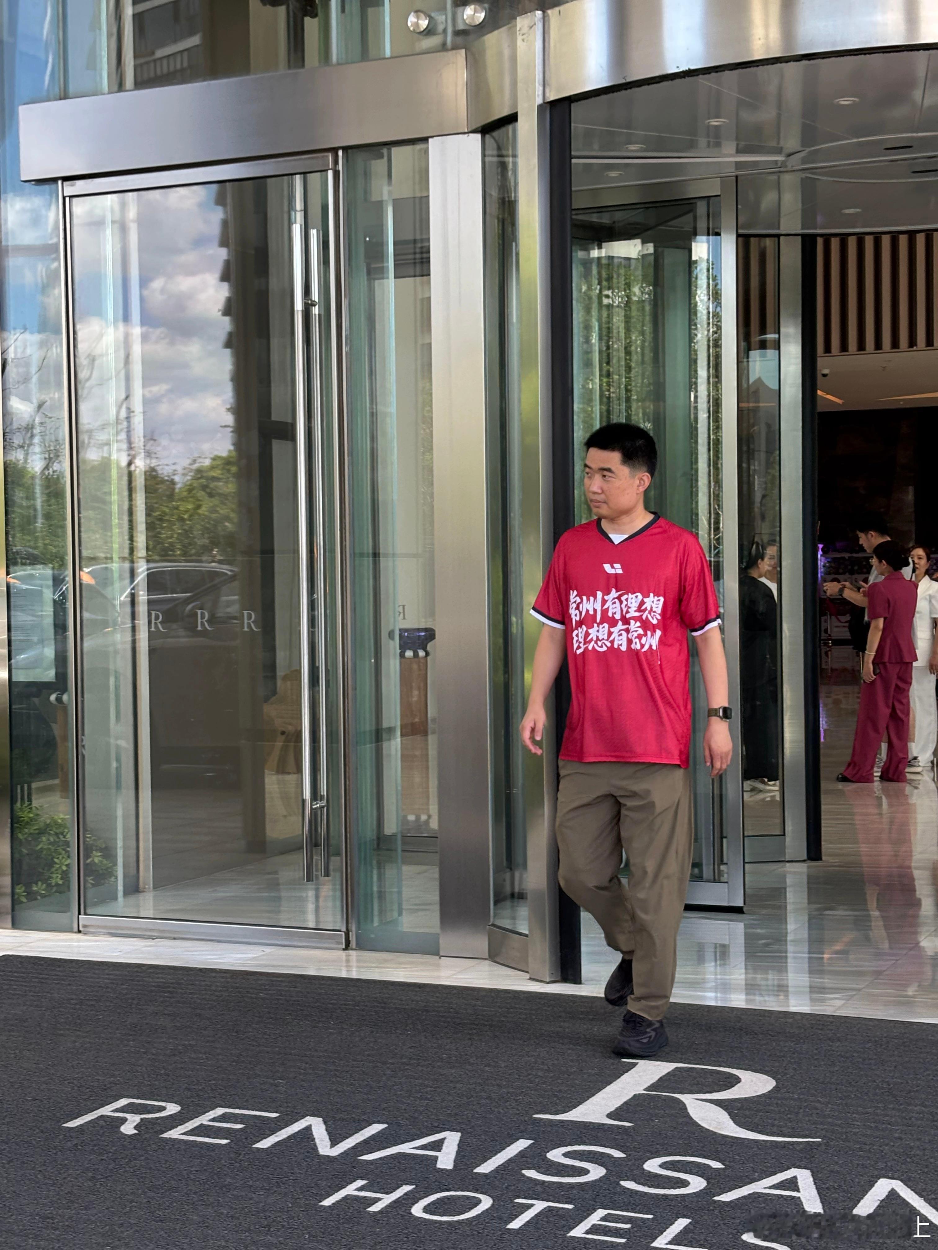 7月20日，理想汽车董事长兼CEO李想先生驾驶理想即将上市的家庭六座纯电SUV理