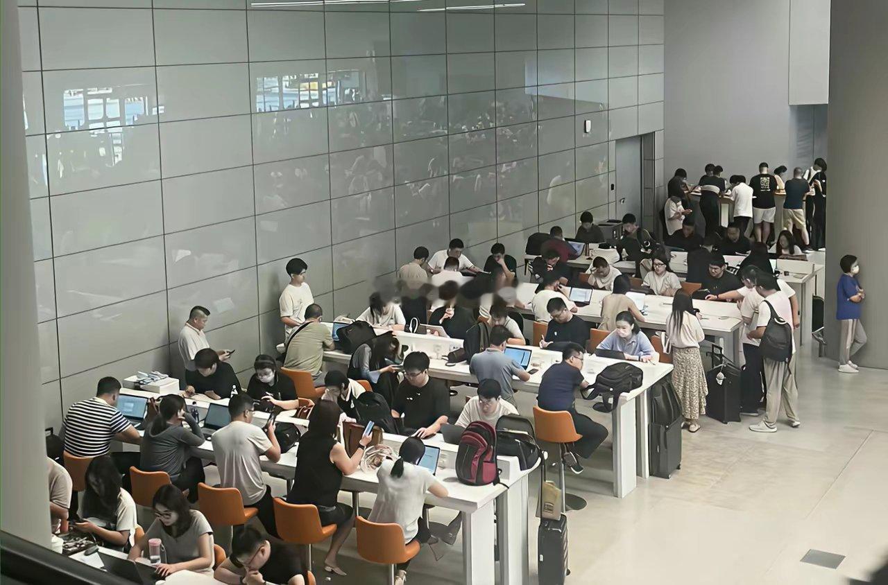 你敢相信吗？这是上海虹桥机场候机厅班味真的好重，这么卷，上瘾了🤣