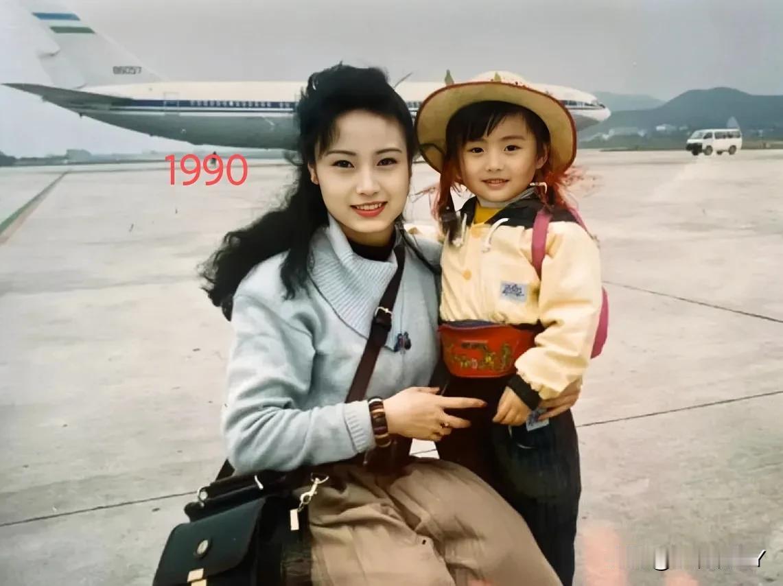 母女俩1990与2024年在机场同一位置拍的照片，当看完后，真的令人惊叹不已！3
