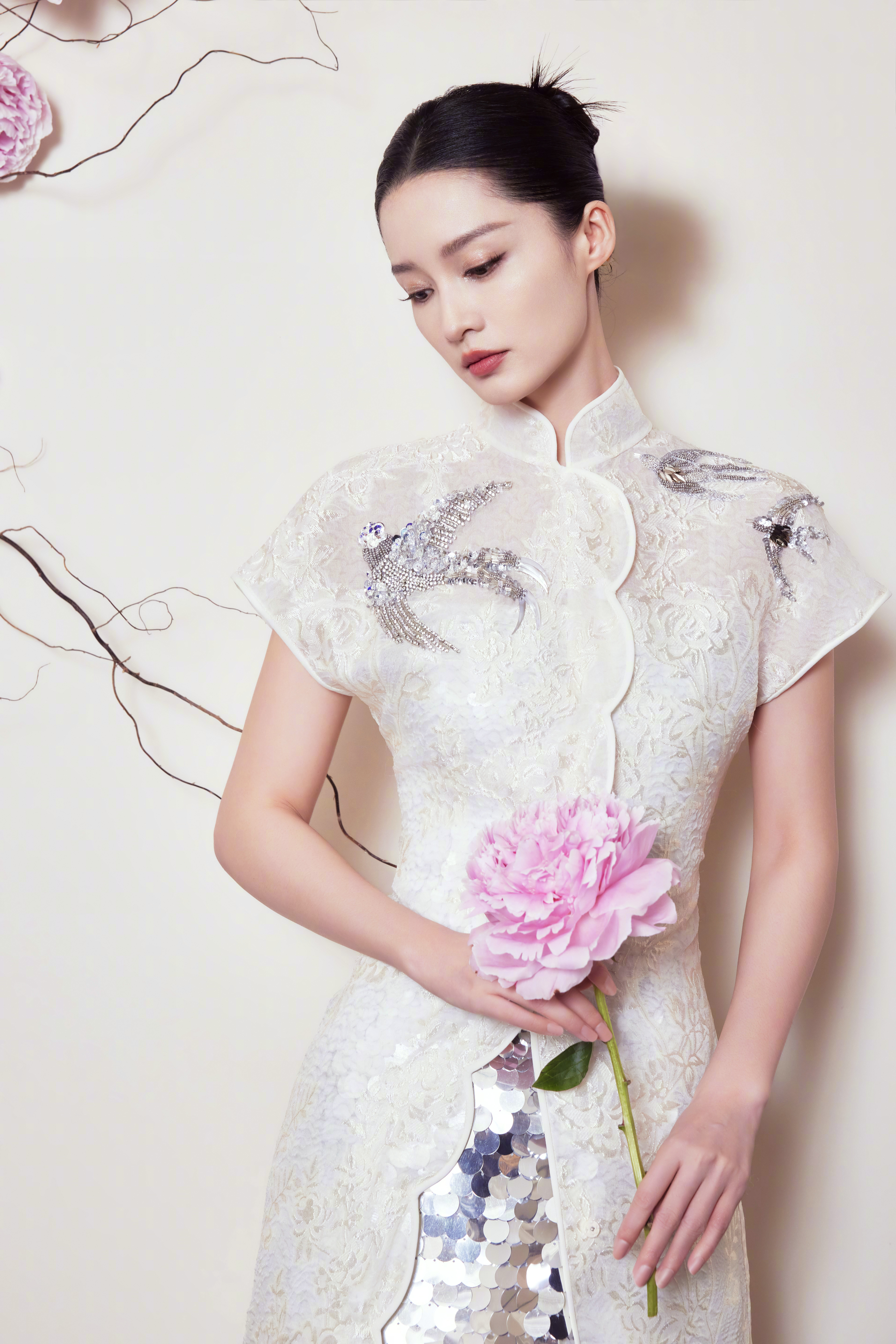 李沁中式礼服，青花古韵，柔美静谧。李沁