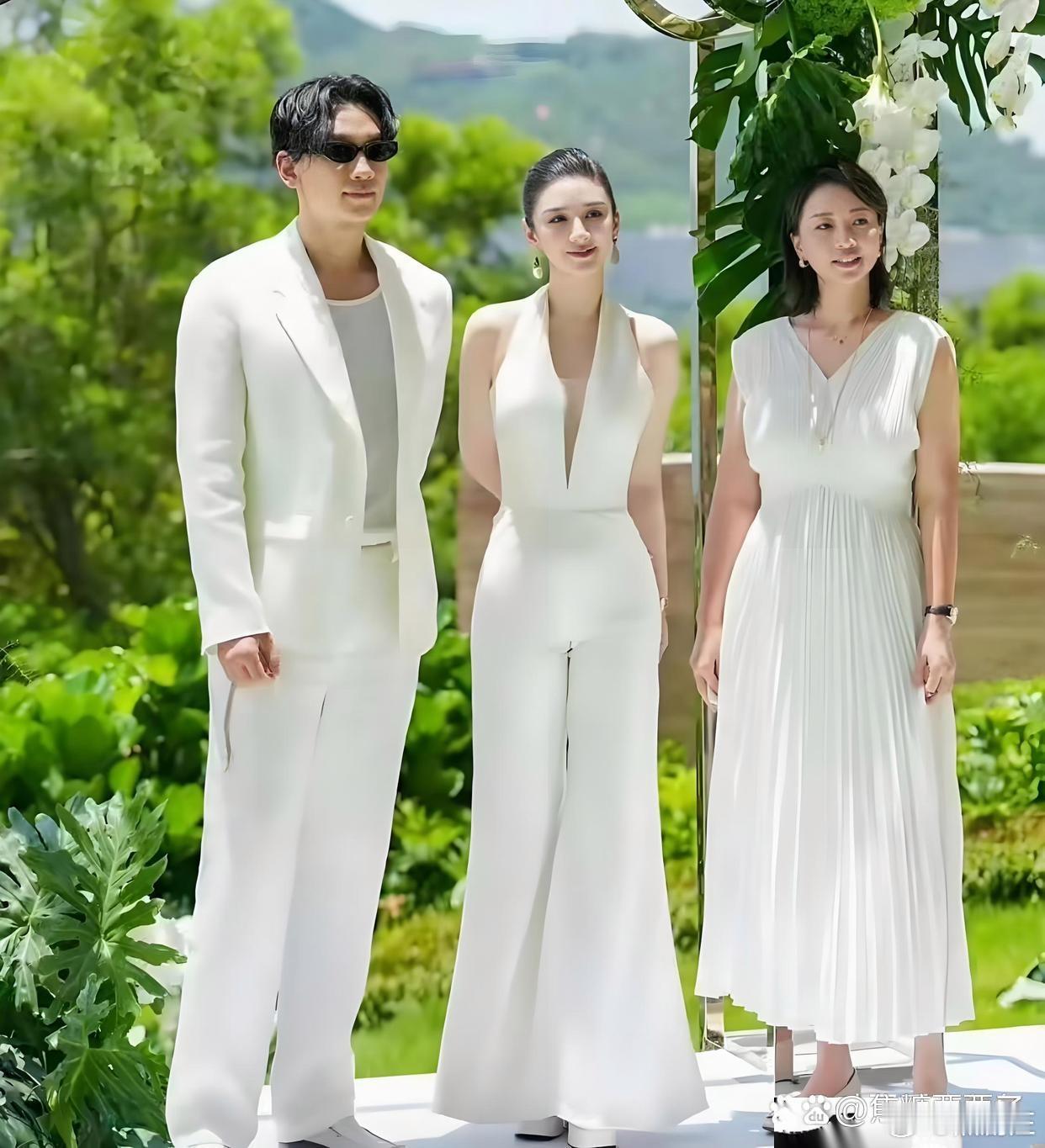 黄奕站Rain旁，瞬间成韩剧女主