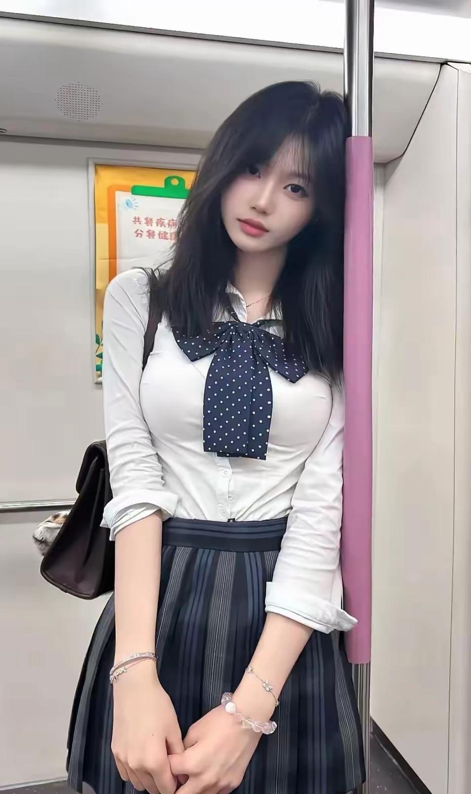 地铁上的清新少女，一眼难忘！💕穿搭ootd
