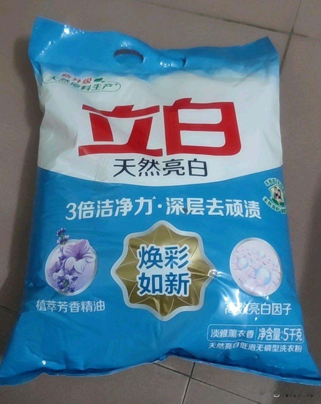 大家发现没？去厨房的油污，啥最好使？答案是洗衣粉。把洗衣粉撒在灶台上，再