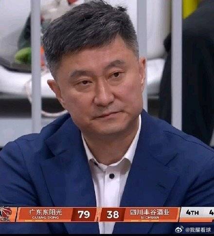 陈家政是否会获得更多机会？杜锋指导反问记者：“那把谁换下来呢？把谁的时间调少一点