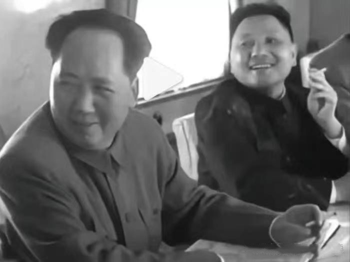1972年，毛主席做出批示，他说邓小平虽然犯了错误，但应该和刘少奇加以区别。主要
