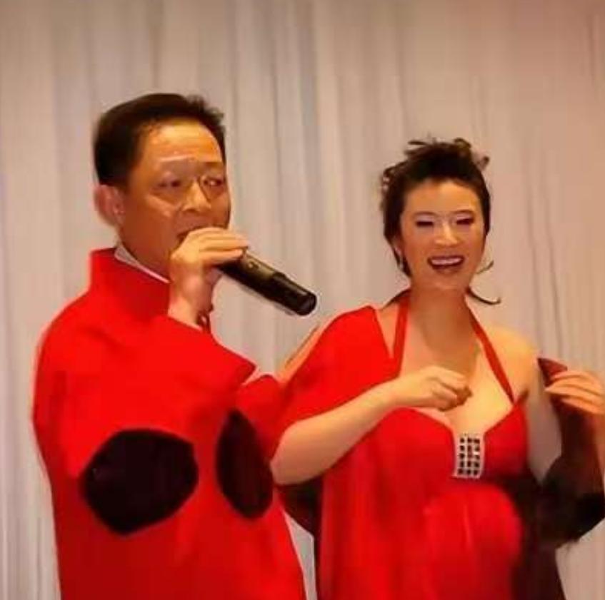 2008年，女富婆陈坚红迷上了王志文，她抛出一个无法拒绝的条件，“我五亿身家，年