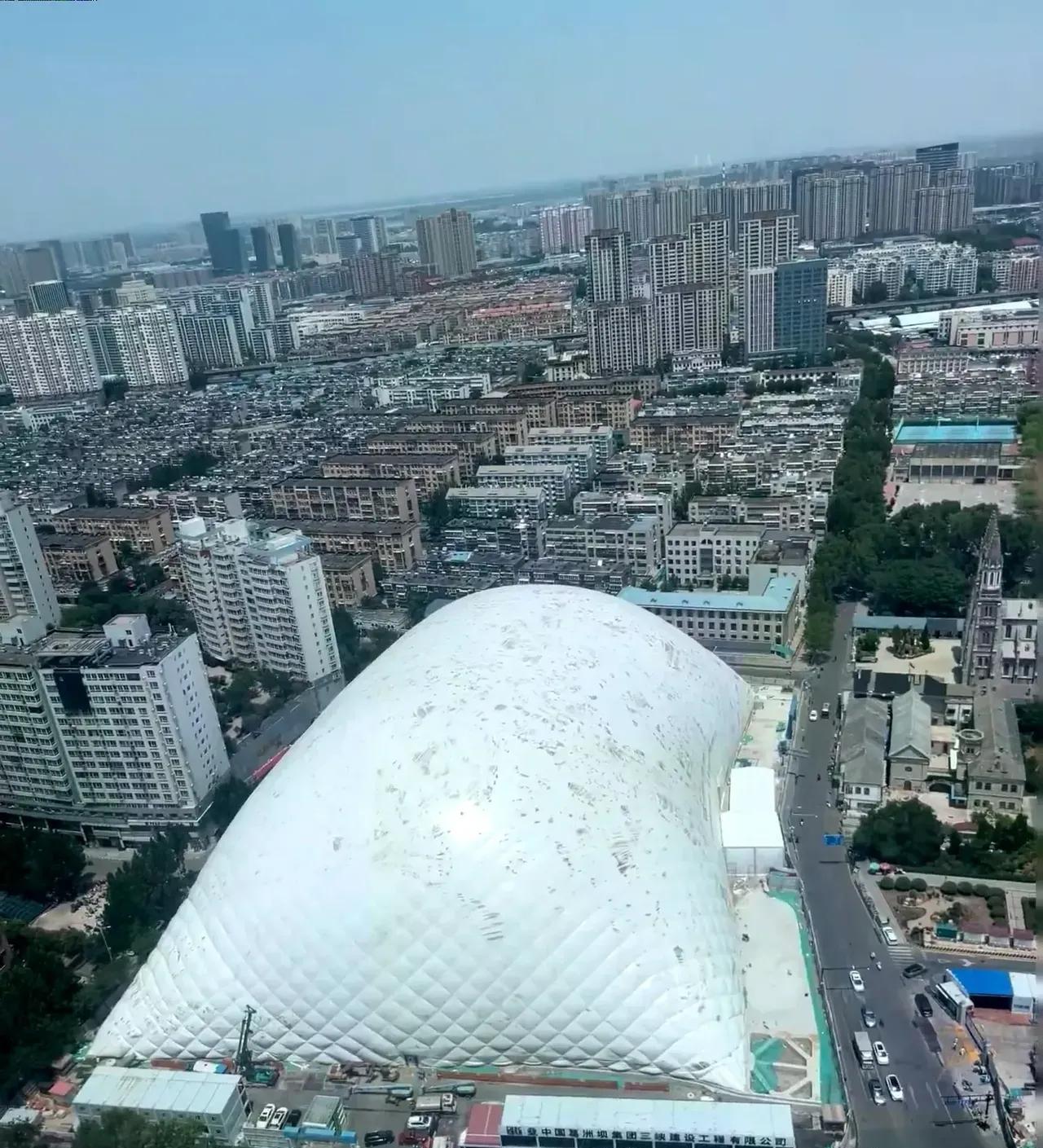 洪楼广场附近建筑工地上弄了个大气膜，仿佛落下了一块陨石。这里面既不是什么体育场