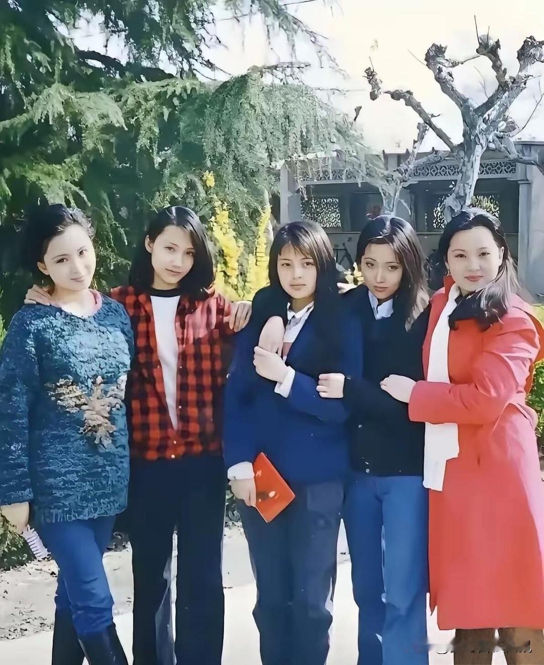 红楼”五朵金花“谁最漂亮？这是一张承载着一代人青春记忆的珍贵合影，照片中的”