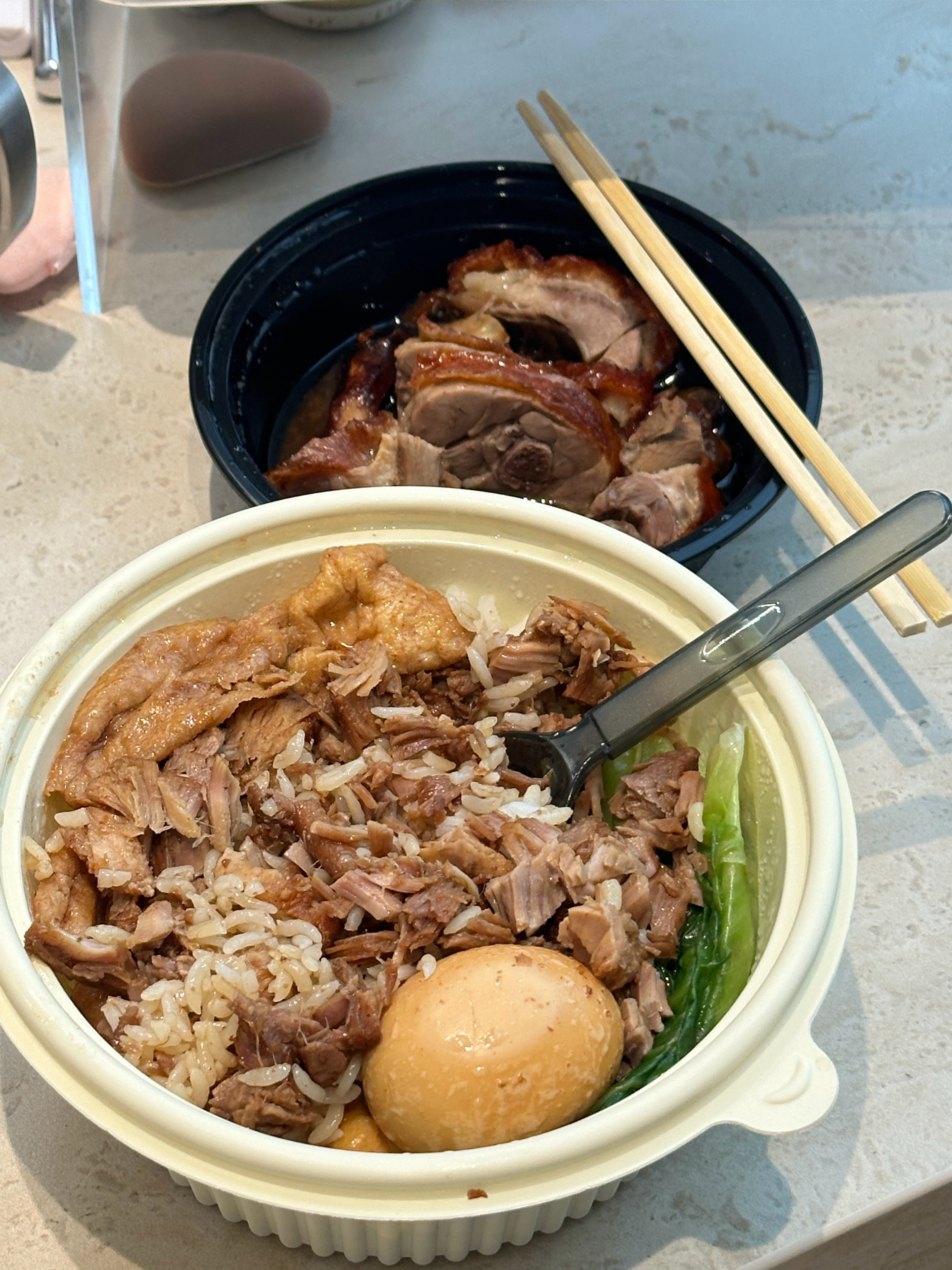 又点了猪脚饭香的咧～～～它家我选的纯瘦肉一点都不会油腻汤汁拌饭一口瘦肉满