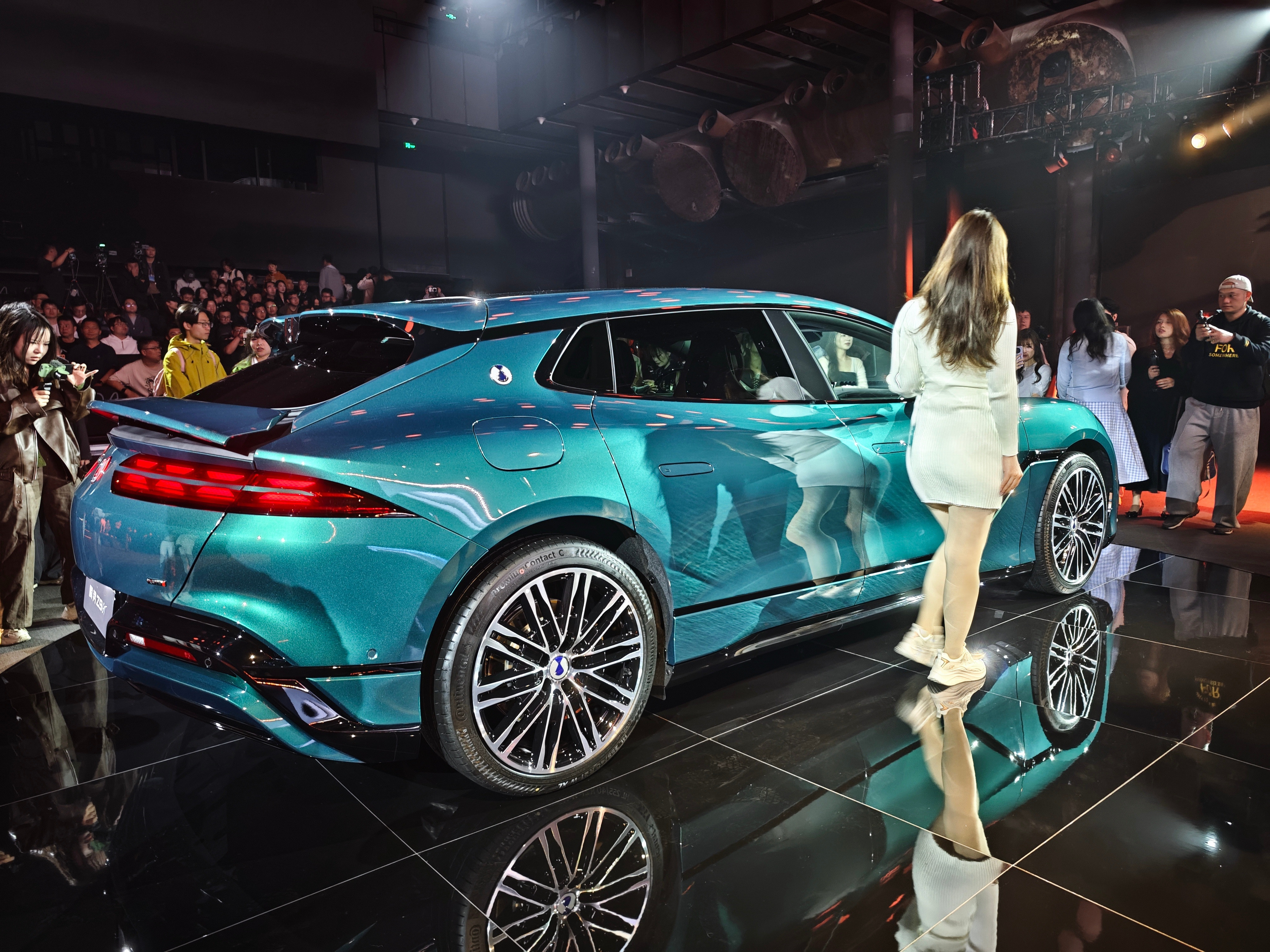 全新腾势Z9GT首搭第二代刀片电池及闪充技术，直接请来了007丹尼尔·克雷格当