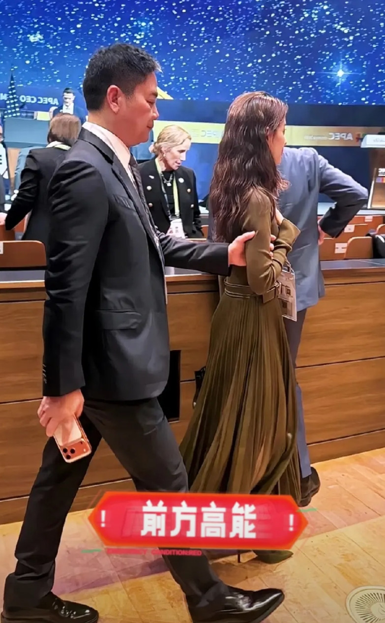 当刘强东走在章泽天后面，突然理解当年说有奶茶妹妹省一半宣传费看这热火朝天的讨