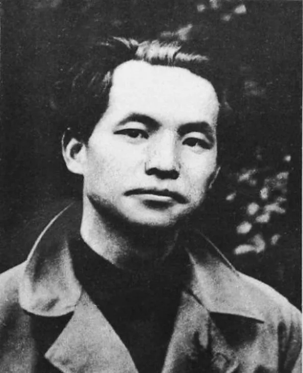 1909年，在父亲的安排下，邓中夏不得不娶大自己2岁的嫂子为妻，而嫂子已经与哥哥