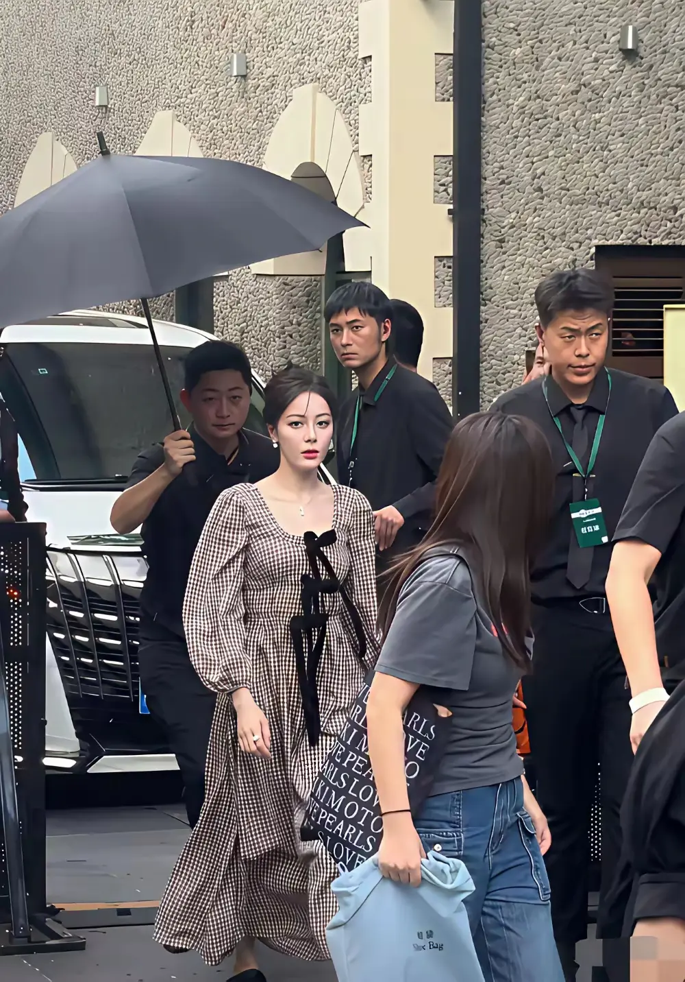 天哪，这是热巴吗？这身衣服真的有种虎背熊腰的感觉