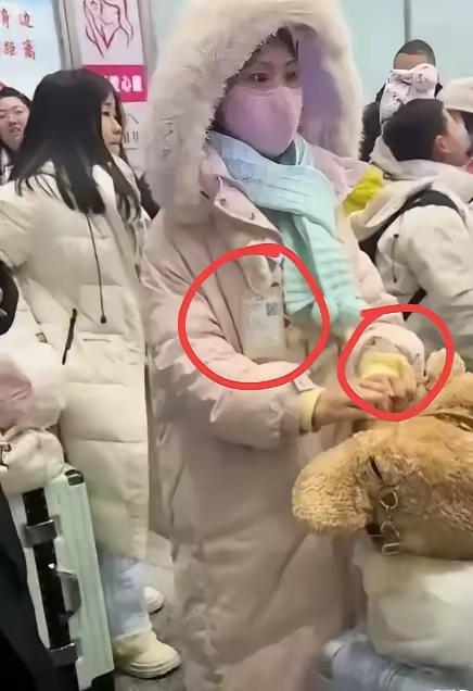 “这就起坏”，一网友到漠河旅游，发现旁边的小仙女穿着的羽绒服很好看，仔细一看才发