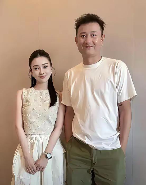 文章有新女友，就不显油腻感了！目测该女生很年轻，年龄与马伊琍大女儿差不多大…明