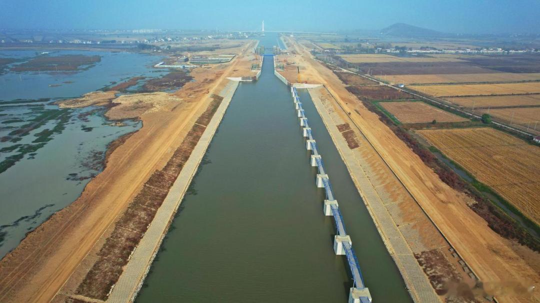 安徽北部农村的小河流冬季有水了，还很清澈过年的时候去乡下看望老人，途径一条无名乡