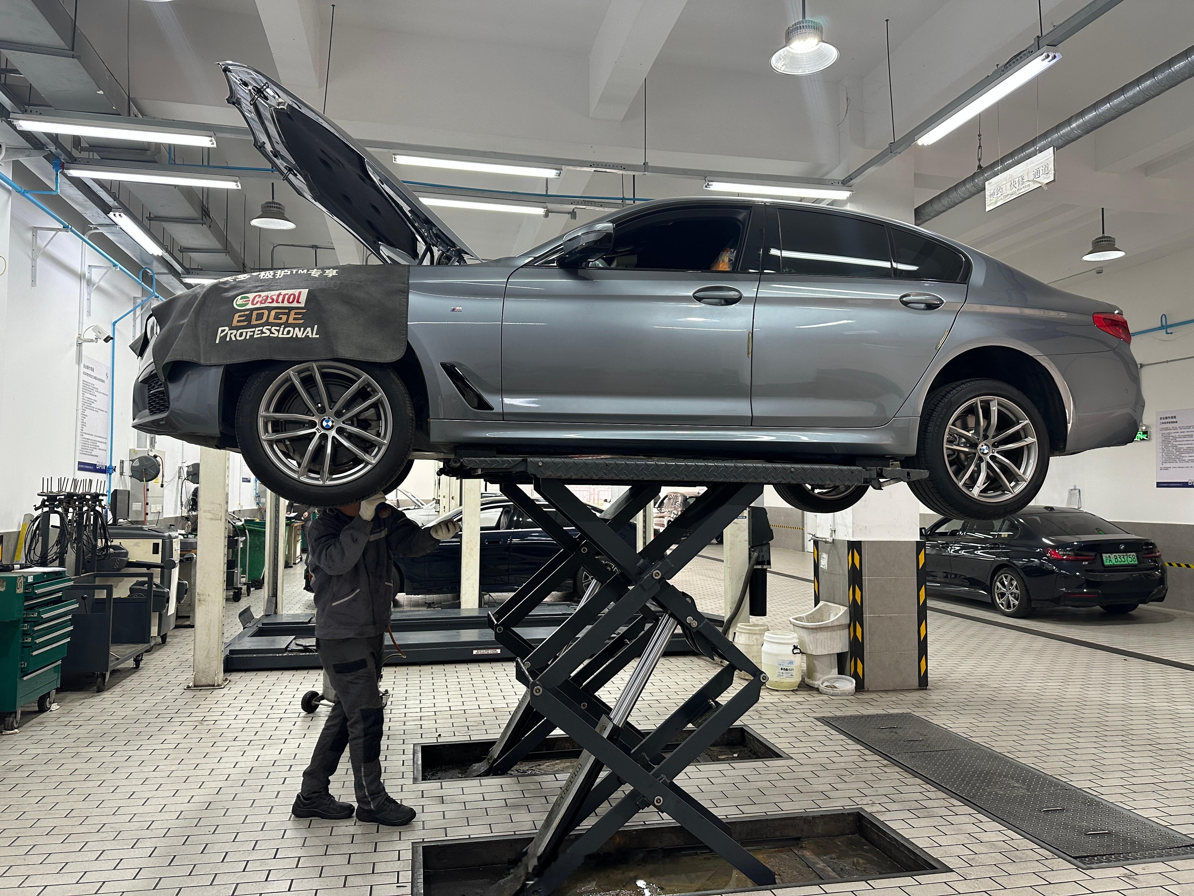 宝马5系由于设计原因，发动机起动机继电器防水性能不良，车辆涉水时可能导致继电器