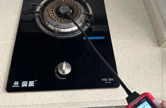 邻居王阿姨家上个月燃气灶突然炸了！灶台玻璃碎了一地，幸好当时人没在厨房。维修师傅