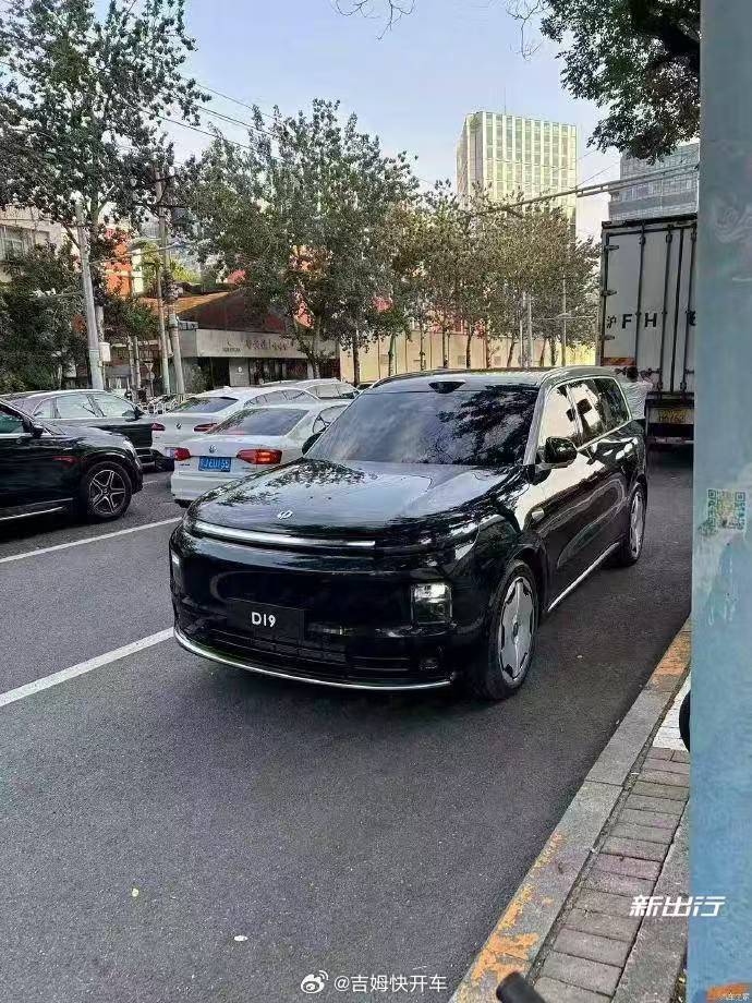 零跑的D系列的SUV实车图来了前脸很理想，屁股很问界，侧面挺豪的后面几个进场的大