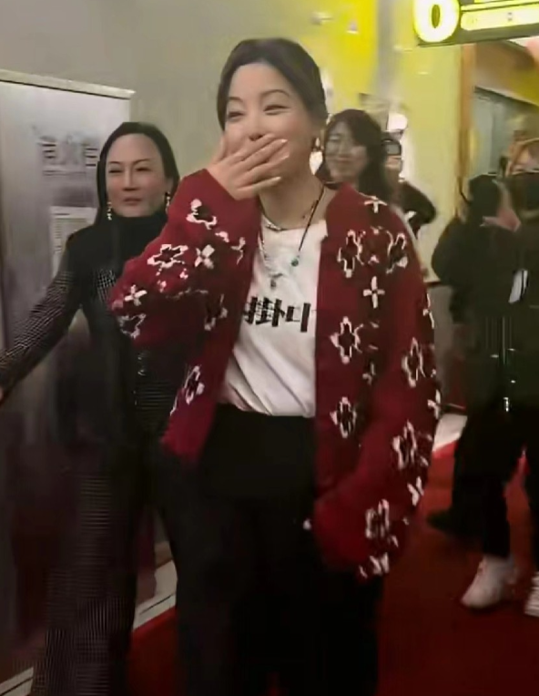 辛芷蕾回老家黑龙江鹤岗传新片《日掛中天》时，有一名女生递给她一个笔记本，让她在笔