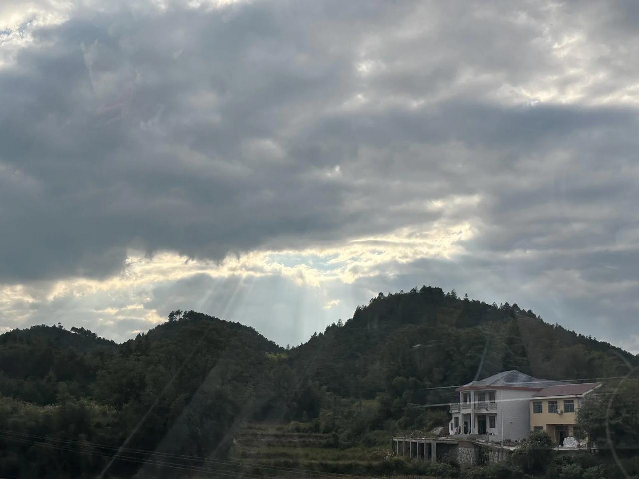 想知道湖南嫁女儿风俗都这么夸张吗本人来自湖南的小山村，自己印象家里经济条件相比