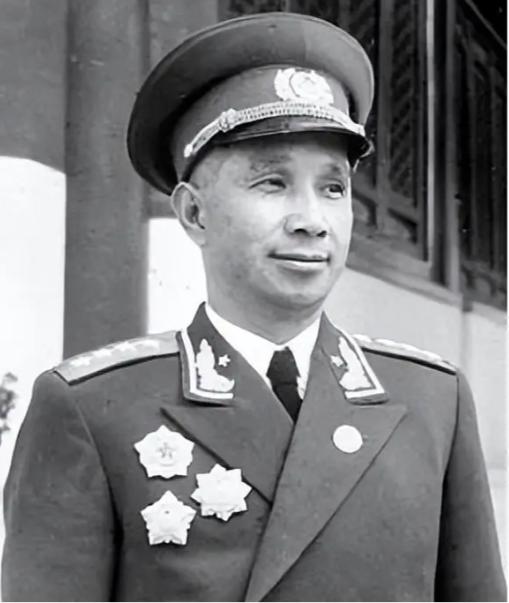 1948年济南战役后，粟裕歼敌十万，生擒王耀武。怒火攻心的蒋介石，对军统毛人凤下
