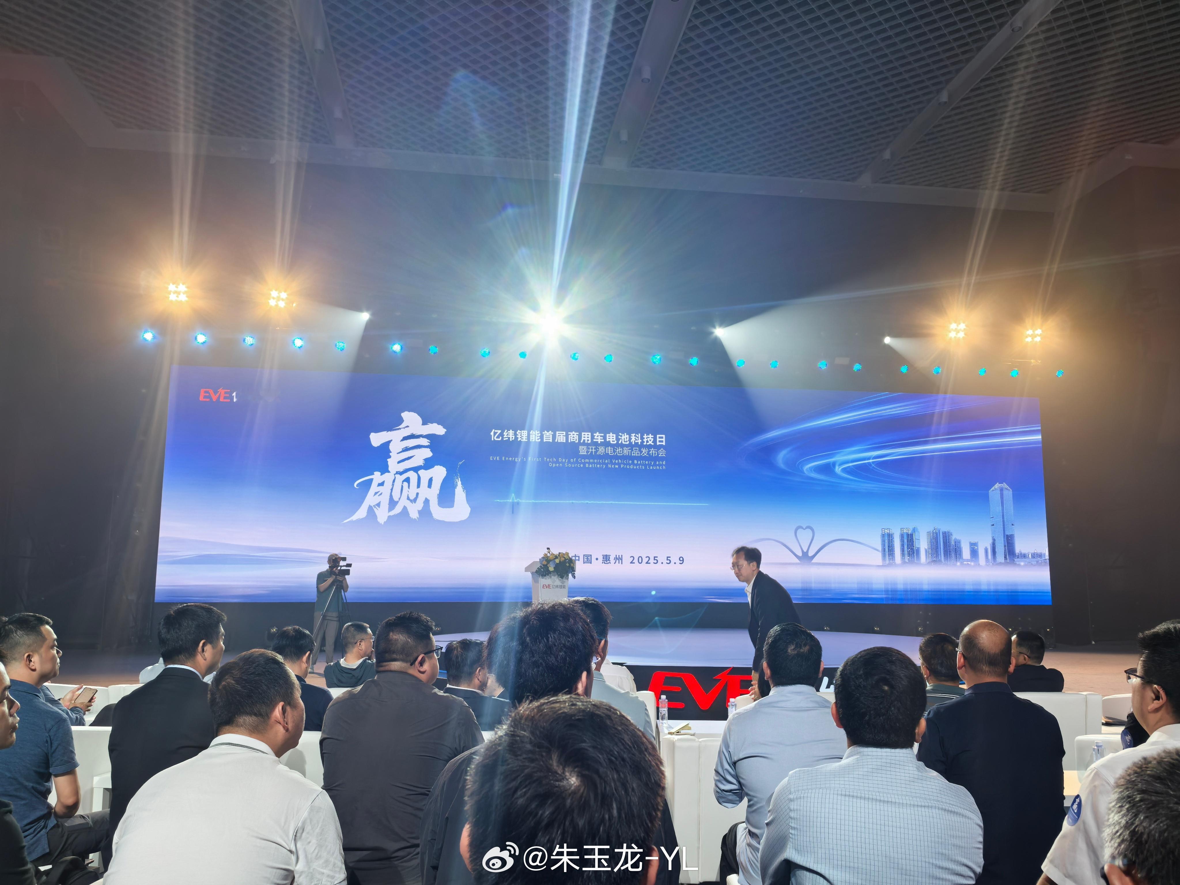 AI把主持人都干掉了[捂脸哭]，就靠AI来hold住场面了[doge]​​​